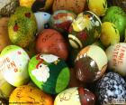 Paskalya yumurtaları farklı motifleriyle dekore edilmiştir.